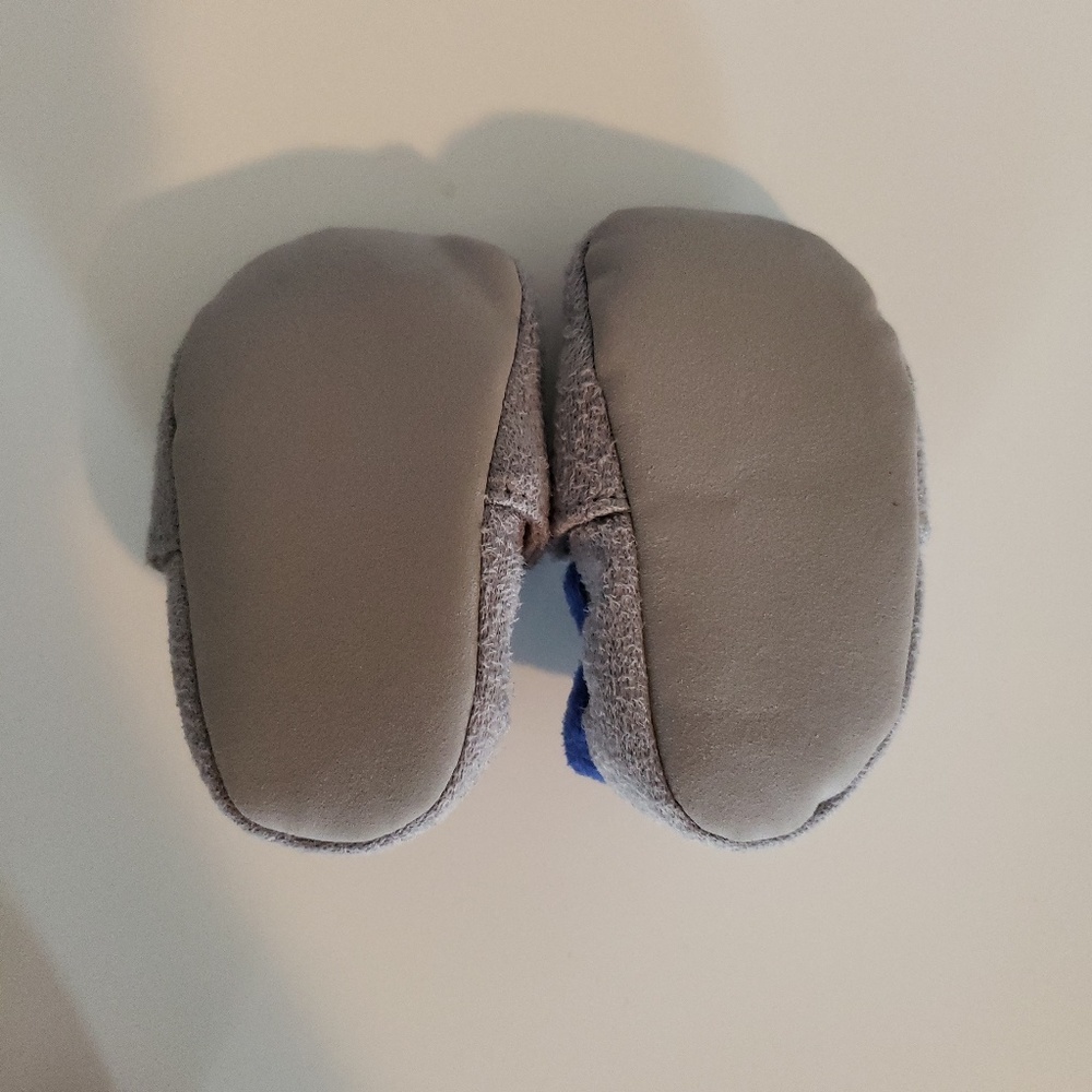 CARTER'S 0-6 MONTH GRAY RACCOON SOFT SOLE SHOES - Picture 3 of 3
